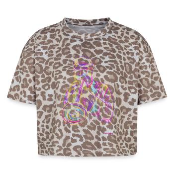 Trompette jazz - T-shirt boxy femme léopard premium - Leopard print - Devant - AI Model Female 172 dark (172cm)