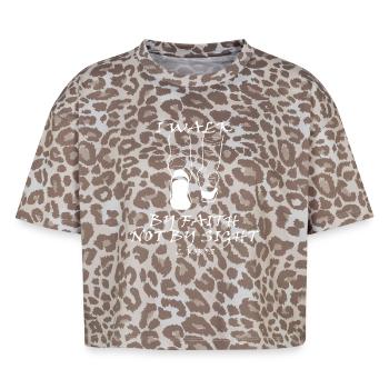 Inspirierende Sneaker Botschaft - Boxy Leo Frauen Premium Organic T-Shirt - Leopard print - Vorne - AI Model Female 172 dark (172cm)