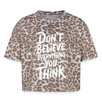 Ne croyez pas tout ce que vous pensez - T-shirt boxy femme léopard premium - Leopard print - Devant - AI Model Female 172 dark (172cm)