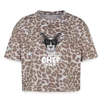 Chef Spruch Anführer Hund - Boxy Leo Frauen Premium Organic T-Shirt - Leopard print - Vorne - AI Model Female 172 dark (172cm)