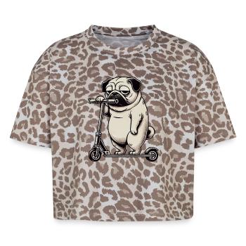Drôle Pug Scooter Trottinette Kickroller - T-shirt boxy femme léopard premium - Leopard print - Devant - AI Model Female 172 dark (172cm)