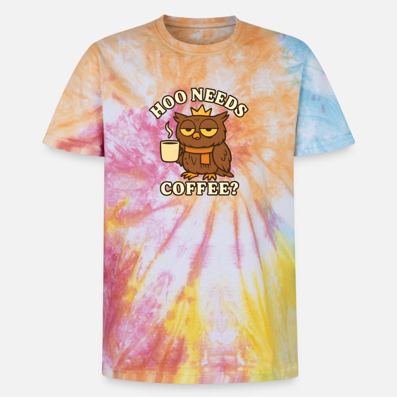  Hoo Needs Coffee? – Lustige Eule - Unisex Premium Tie Dye T-Shirt - Regenbogen-Spirale