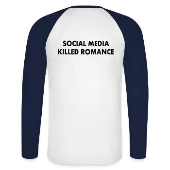 social media killed romance - Unisex Baseballshirt langarm - Weiß/Navy - Hinten - Nik (191cm)
