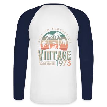 1973 Anniversaire vintage Cadeau 1973 - T-shirt baseball manches longues Homme - blanc/marine - Dos - Nik (191cm)