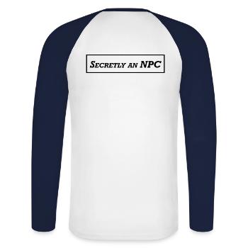 Secrètement un PNJ - T-shirt baseball manches longues Homme - blanc/marine - Dos - Nik (191cm)