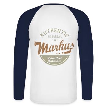 Markus Geschenk T-Shirt personalisierter Name markus - Unisex Baseballshirt langarm - Weiß/Navy - Hinten - Nik (191cm)