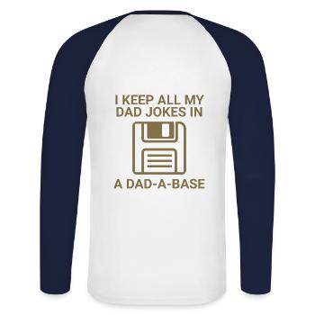 I keep all my dad jokes in a Dad-a-base - Unisex Baseballshirt langarm - Weiß/Navy - Hinten - Nik (191cm)