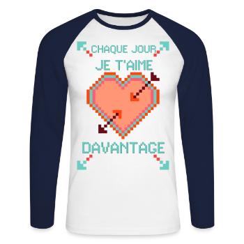 CHAQUE JOUR JE T'AIME DAVANTAGE... - T-shirt baseball manches longues Homme - blanc/marine - Devant - Nik (191cm)