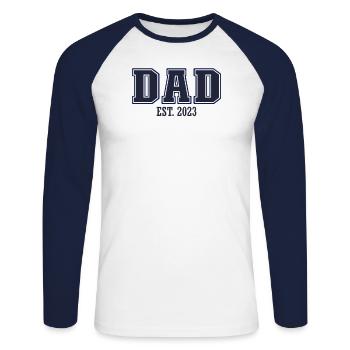 Dad Est. 2023 Für Zukünftigen Papa - Unisex Baseballshirt langarm - Weiß/Navy - Vorne - Nik (191cm)
