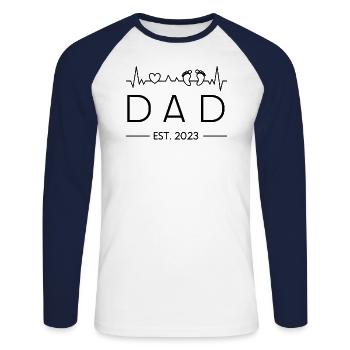 Dad Est. 2023 Herzschlag Für Zukünftigen Papa - Unisex Baseballshirt langarm - Weiß/Navy - Vorne - Nik (191cm)