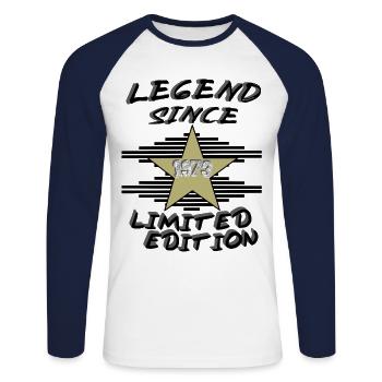 LEGEND SINCE 1973, wahre Legenden - Unisex Baseballshirt langarm - Weiß/Navy - Vorne - Nik (191cm)