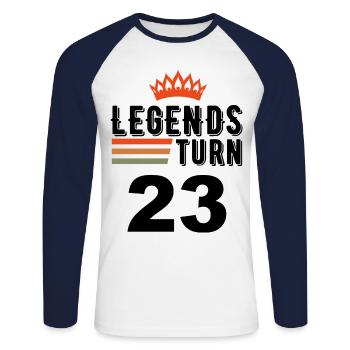 23 Anniversaire, les légendes fêtent leurs 23 ans - T-shirt baseball manches longues Homme - blanc/marine - Devant - Nik (191cm)