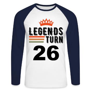 26 Anniversaire, les légendes fêtent leurs 26 ans - T-shirt baseball manches longues Homme - blanc/marine - Devant - Nik (191cm)