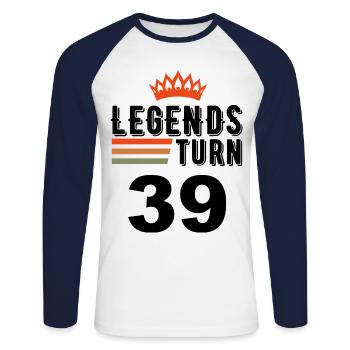 39 Anniversaire, les légendes fêtent leurs 39 ans - T-shirt baseball manches longues Homme - blanc/marine - Devant - Nik (191cm)