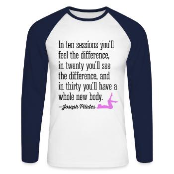 Pilates In Ten Sessions You’ll Feel The Difference - T-shirt baseball manches longues Homme - blanc/marine - Devant - Nik (191cm)