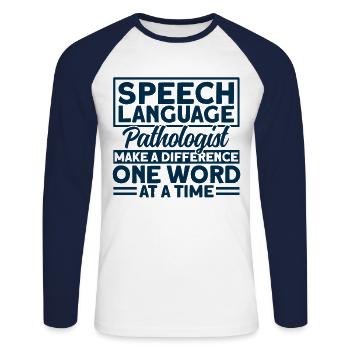 Therapie-Assistent SLP Sprachtherapie Geschenk - Unisex Baseballshirt langarm - Weiß/Navy - Vorne - Nik (191cm)