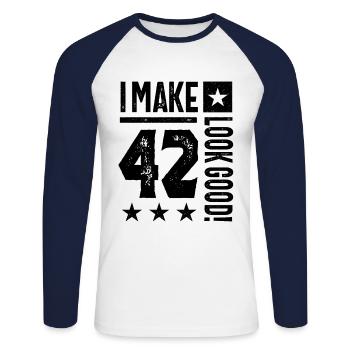 42 Jahre altes Geschenk | 42. Geburtstagsgeschenkideen - Herren - Unisex Baseballshirt langarm - Weiß/Navy - Vorne - Nik (191cm)