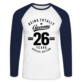 26 Jahre altes Geschenk | 26. Geburtstag Geschenk-Ideen - Unisex Baseballshirt langarm - Weiß/Navy - Vorne - Nik (191cm)