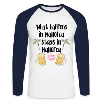 What happens in Mallorca stays in Mallorca - Unisex Baseballshirt langarm - Weiß/Navy - Vorne - Nik (191cm)