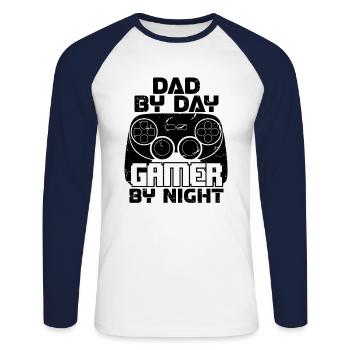 Papa par jour Gamer By Night, drôle gamer papa - T-shirt baseball manches longues Homme - blanc/marine - Devant - Nik (191cm)