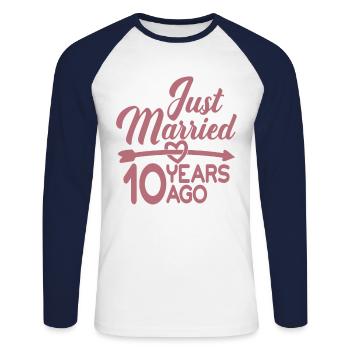 Gerade geheiratet vor 10 Jahren, 10. Hochzeitstag - Unisex Baseballshirt langarm - Weiß/Navy - Vorne - Nik (191cm)