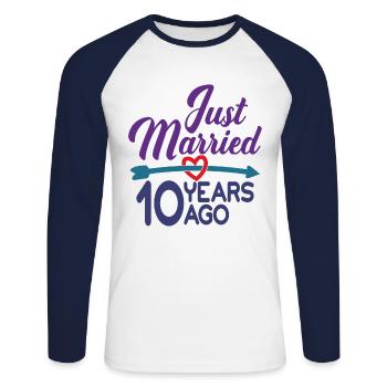 Gerade geheiratet vor 10 Jahren, 10. Hochzeitstag - Unisex Baseballshirt langarm - Weiß/Navy - Vorne - Nik (191cm)