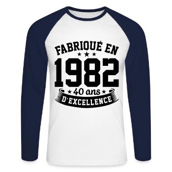 Fabriqué en 1982 40 Ans D'excellence - T-shirt baseball manches longues Homme - blanc/marine - Devant - Nik (191cm)