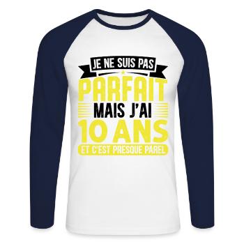 10 Anniversaire - Pas parfaite mais j'ai 10 ans - T-shirt baseball manches longues Homme - blanc/marine - Devant - Nik (191cm)