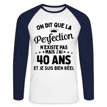 J'ai 40 Ans et je suis bien réel - perfection - T-shirt baseball manches longues Homme - blanc/marine - Devant - Nik (191cm)