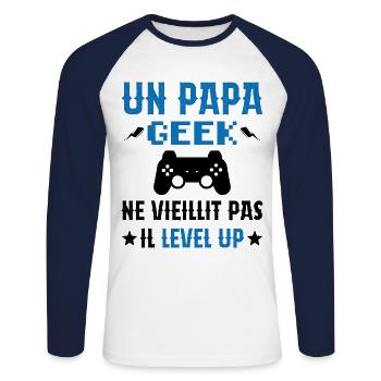Un Papa Geek Ne Vieillit Pas Il Level Up - T-shirt baseball manches longues Homme - blanc/marine - Devant - Nik (191cm)