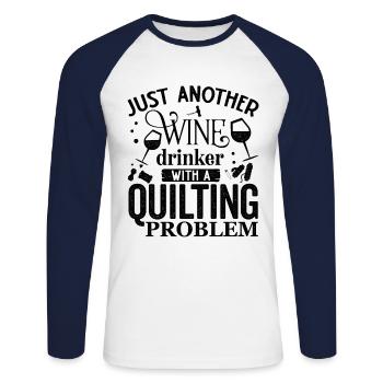Just Another Wine Drinker With A Quilting Problem - Unisex Baseballshirt langarm - Weiß/Navy - Vorne - Nik (191cm)