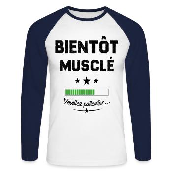 Homme bientôt musclé veuillez patienter - T-shirt baseball manches longues Homme - blanc/marine - Devant - Nik (191cm)