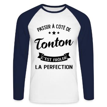 Passer À Côté De Tonton C'est Frôler La Perfection - T-shirt baseball manches longues Homme - blanc/marine - Devant - Nik (191cm)