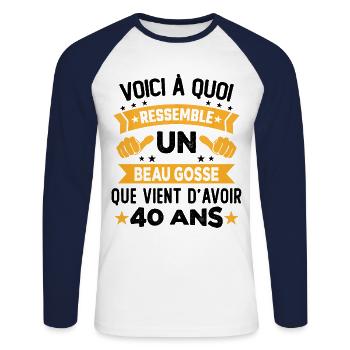 Voici à quoi ressemble un beau gosse 40 Ans - T-shirt baseball manches longues Homme - blanc/marine - Devant - Nik (191cm)