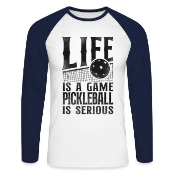 Pickleball Life Is A Game - Unisex Baseballshirt langarm - Weiß/Navy - Vorne - Nik (191cm)