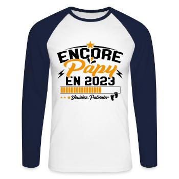 Annonce Grossesse Encore Papy 2023 Cadeau - T-shirt baseball manches longues Homme - blanc/marine - Devant - Nik (191cm)