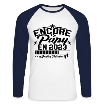 Annonce Grossesse Encore Papy 2023 Cadeau - T-shirt baseball manches longues Homme - blanc/marine - Devant - Nik (191cm)