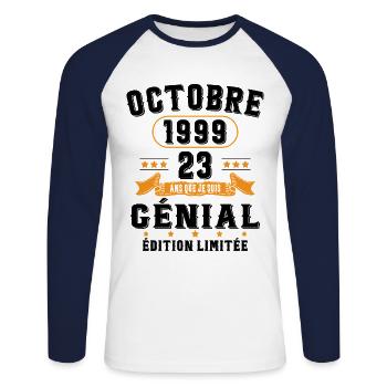 23 Ans Anniversaire Vintage Né(e) en Octobre 1999 - T-shirt baseball manches longues Homme - blanc/marine - Devant - Nik (191cm)