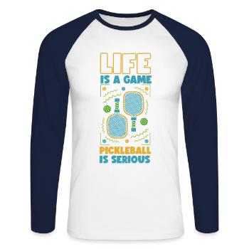 Pickleball Life Is A Game - Unisex Baseballshirt langarm - Weiß/Navy - Vorne - Nik (191cm)