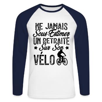 Ne jamais sous-estimer un retraité sur son vélo - T-shirt baseball manches longues Homme - blanc/marine - Devant - Nik (191cm)