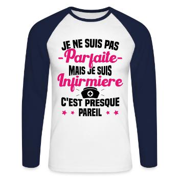 Pas parfaite mais je suis Infirmière Cadeau - T-shirt baseball manches longues Homme - blanc/marine - Devant - Nik (191cm)