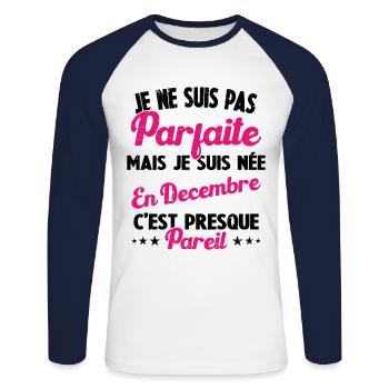 Anniversaire - Pas Parfaite Mais Née en Décembre - T-shirt baseball manches longues Homme - blanc/marine - Devant - Nik (191cm)