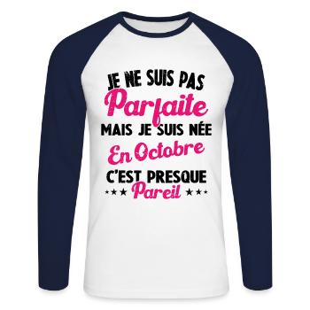 Anniversaire - Pas Parfaite Mais Née en Octobre - T-shirt baseball manches longues Homme - blanc/marine - Devant - Nik (191cm)