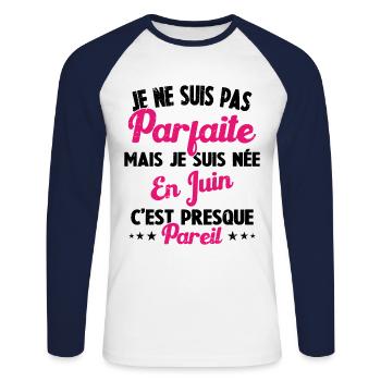 Anniversaire - Pas parfaite mais née en Juin - T-shirt baseball manches longues Homme - blanc/marine - Devant - Nik (191cm)
