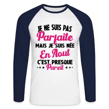 Anniversaire - Pas parfaite mais née en Août - T-shirt baseball manches longues Homme - blanc/marine - Devant - Nik (191cm)