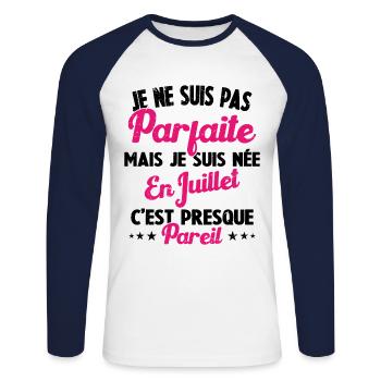 Anniversaire - Pas parfaite mais née en Juillet - T-shirt baseball manches longues Homme - blanc/marine - Devant - Nik (191cm)