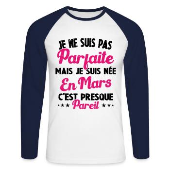 Anniversaire - Pas parfaite mais née en Mars - T-shirt baseball manches longues Homme - blanc/marine - Devant - Nik (191cm)