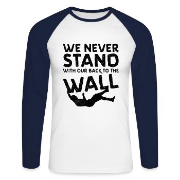 We Never Stand With Our Back To The Wall Mountaine - Unisex Baseballshirt langarm - Weiß/Navy - Vorne - Nik (191cm)