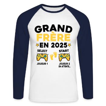 Futur Grand Frère Cadeau Annonce Grossesse 2025 - T-shirt baseball manches longues Homme - blanc/marine - Devant - Nik (191cm)
