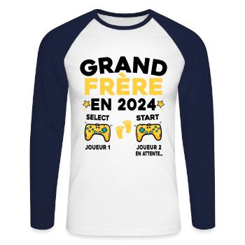 Futur Grand Frère Cadeau Annonce Grossesse 2024 - T-shirt baseball manches longues Homme - blanc/marine - Devant - Nik (191cm)